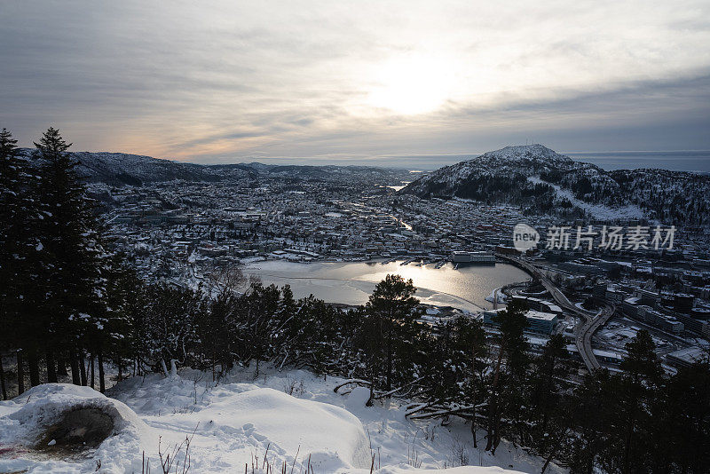 冬天在户外的人们:卑尔根(Bergen)的弗洛因山(Floyen hill)的人们